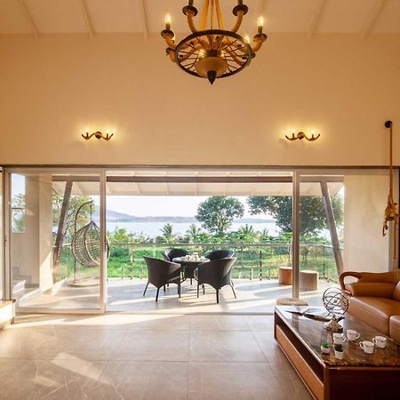 Luna Villa By Stayvista - Lakeside Charm With Terrace, Lush Lawn & Modern Decor นาสิก ภายนอก รูปภาพ