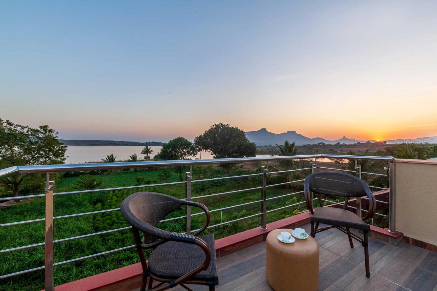 Luna Villa By Stayvista - Lakeside Charm With Terrace, Lush Lawn & Modern Decor นาสิก ภายนอก รูปภาพ