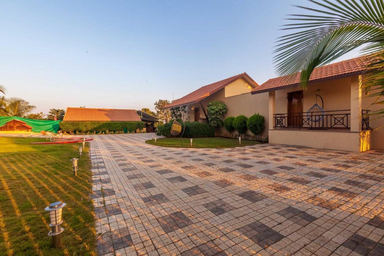 Luna Villa By Stayvista - Lakeside Charm With Terrace, Lush Lawn & Modern Decor นาสิก ภายนอก รูปภาพ