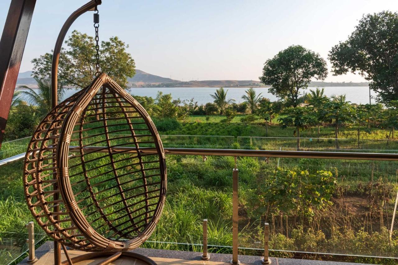 Luna Villa By Stayvista - Lakeside Charm With Terrace, Lush Lawn & Modern Decor นาสิก ภายนอก รูปภาพ