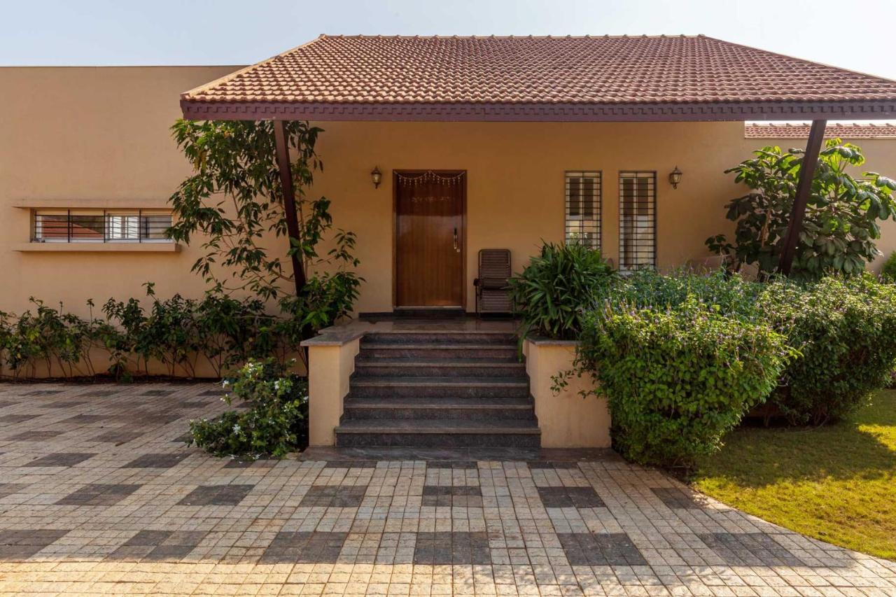 Luna Villa By Stayvista - Lakeside Charm With Terrace, Lush Lawn & Modern Decor นาสิก ภายนอก รูปภาพ